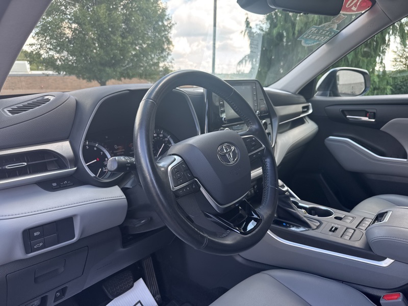 2021 Toyota Highlander XLE photo 9