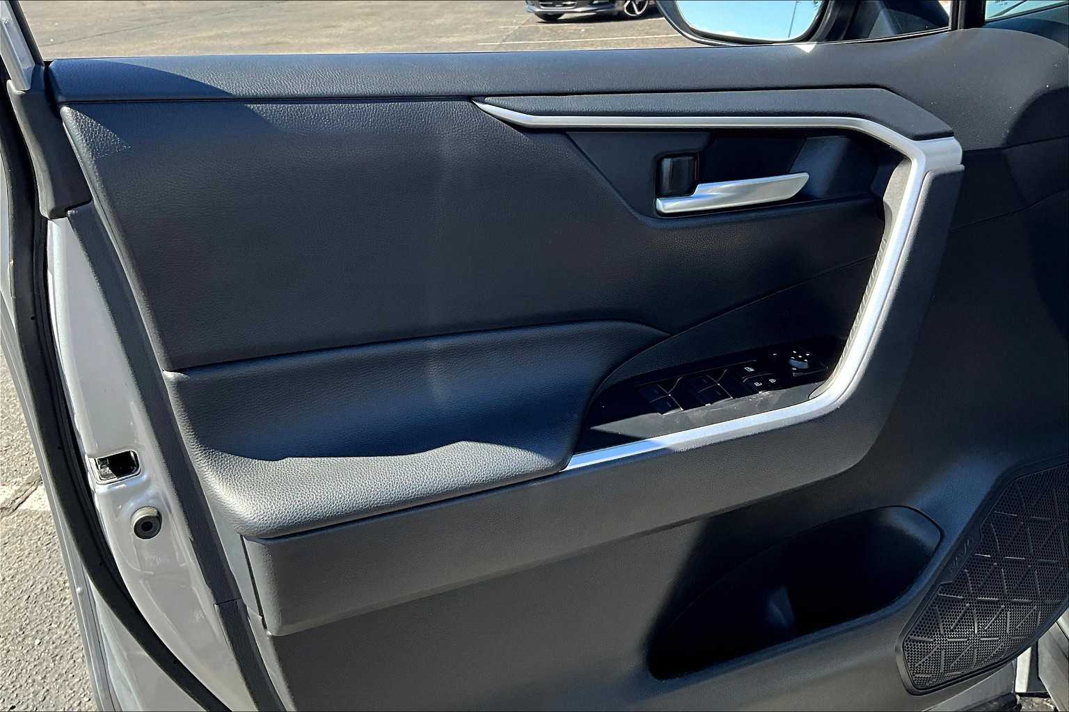 2024 Toyota RAV4 Hybrid XLE photo 19