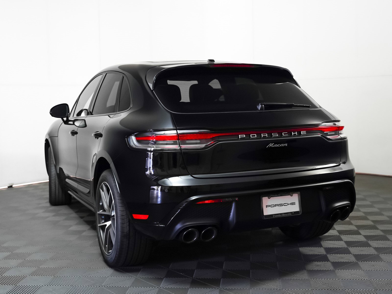 2025 Porsche Macan T photo 3