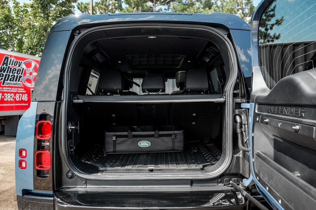 2025 Land Rover Defender 110 X-Dynamic SE photo 6