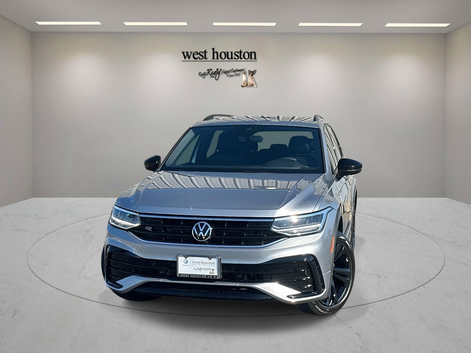 2023 Volkswagen Tiguan SE R-LINE BLACK's photo