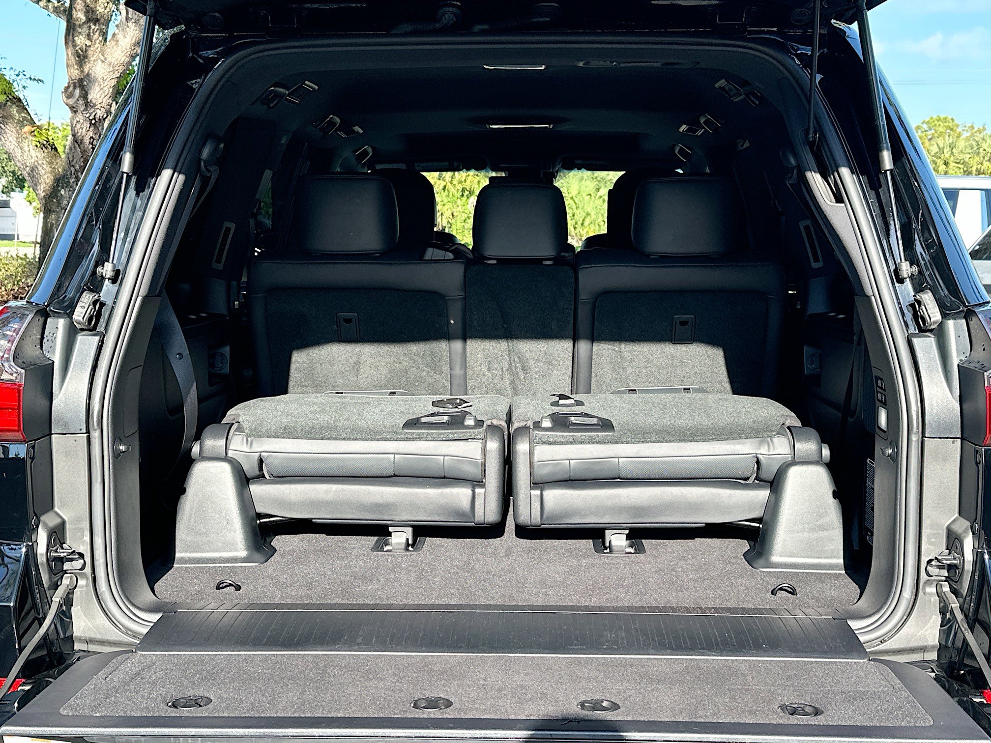 2020 Lexus LX 570 photo 30