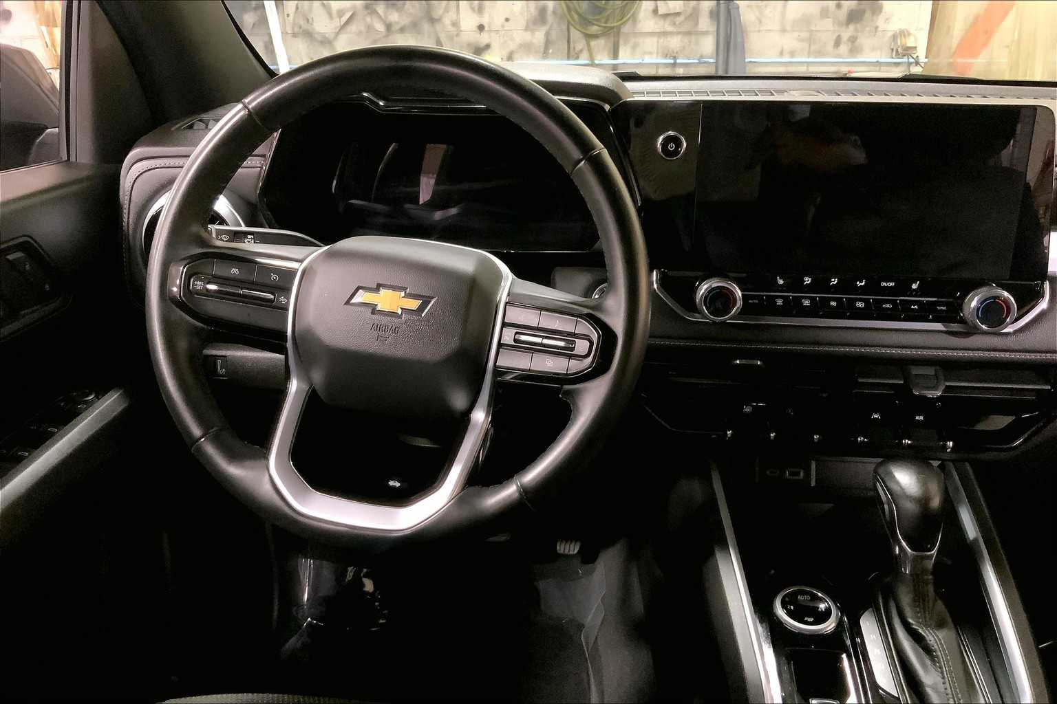 2023 Chevrolet Colorado LT photo 2