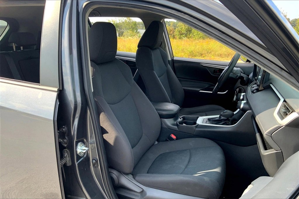 2021 Toyota RAV4 LE photo 6