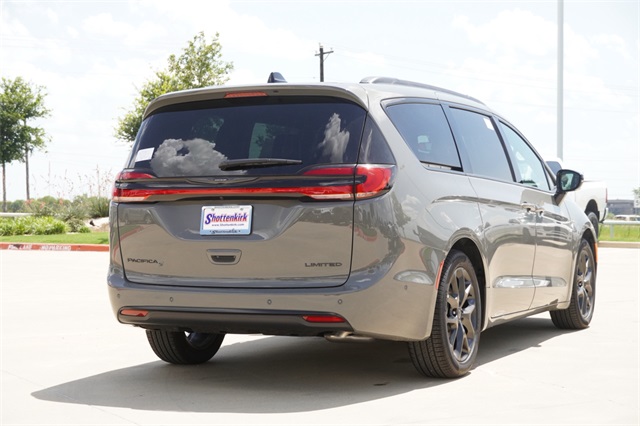 2025 Chrysler Pacifica Limited photo 8