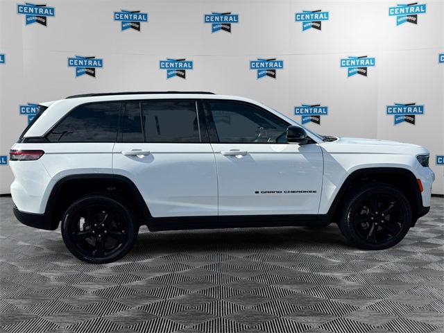 2023 Jeep Grand Cherokee Laredo Altitude photo 2