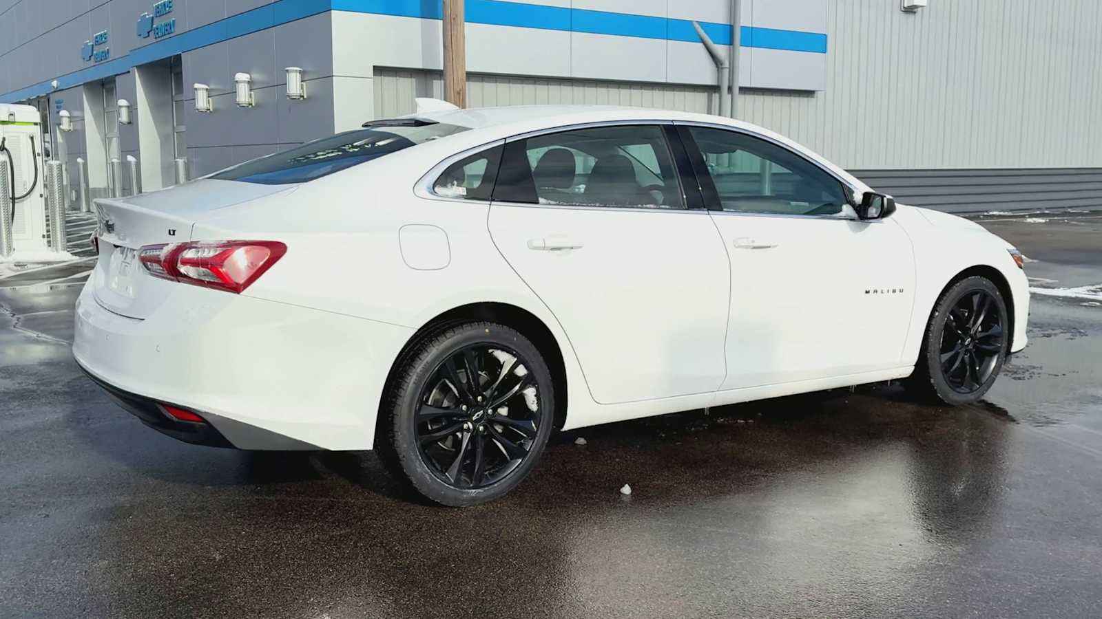 2024 Chevrolet Malibu 1LT photo 2