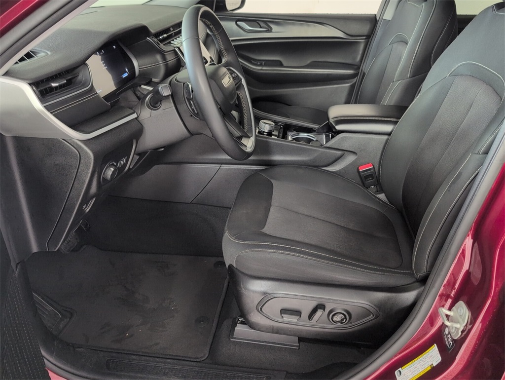 2023 Jeep Grand Cherokee Laredo photo 6