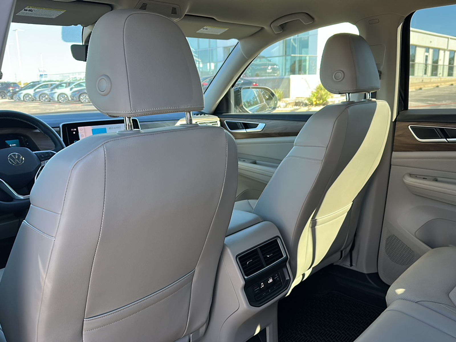 2024 Volkswagen Atlas SE photo 2