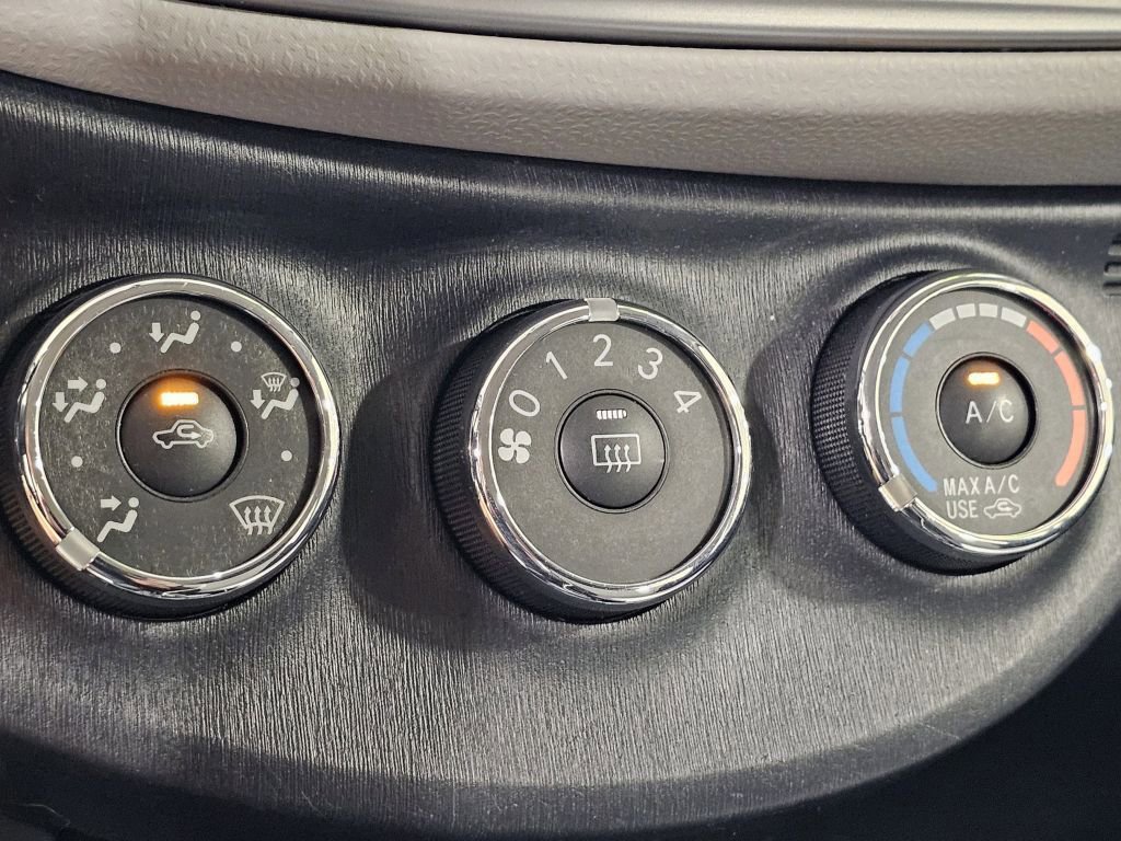 2012 Toyota Yaris LE photo 26
