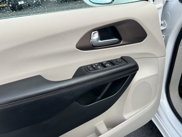 2017 Chrysler Pacifica Touring L photo 6