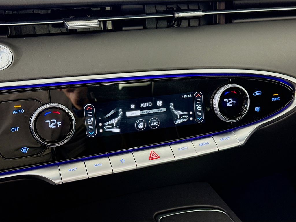 2025 Genesis GV70 3.5T Sport photo 14