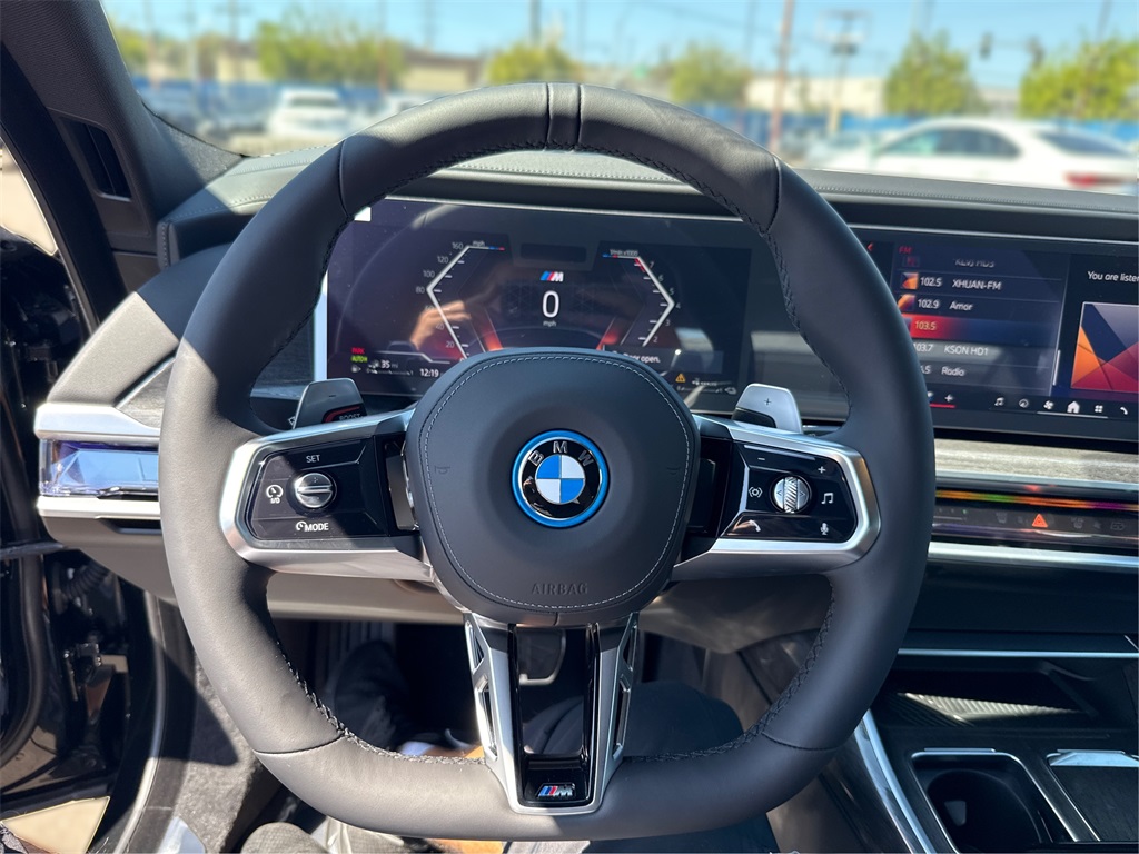 2026 Bmw 750e photo 18