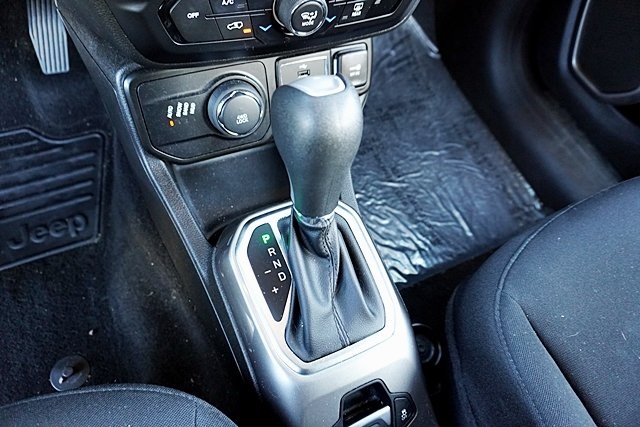 Used 2022 White Jeep Latitude image 30