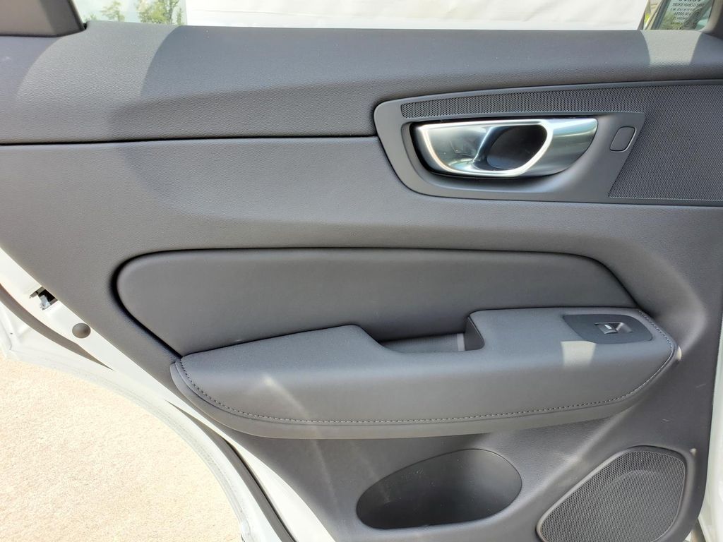 2026 Volvo XC60 B5 Plus photo 17