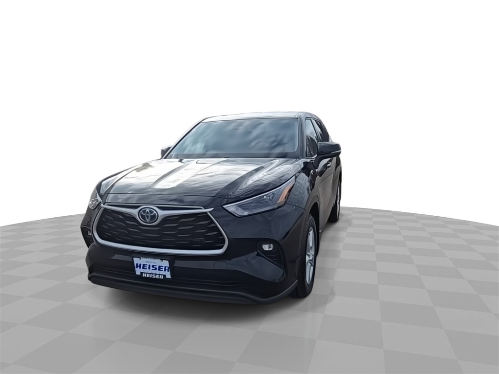 2022 Toyota Highlander Hybrid LE photo 3