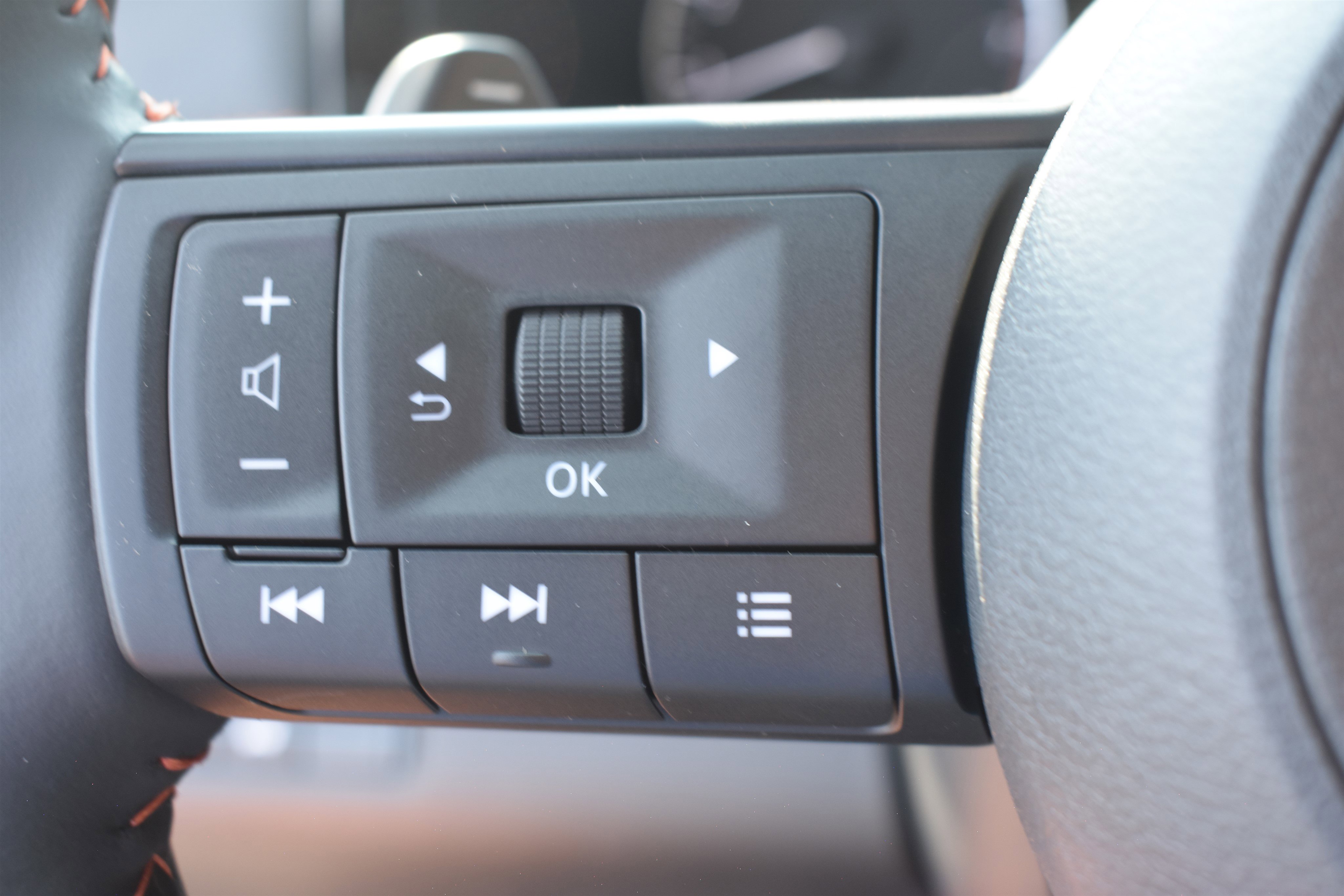 2025 Nissan Pathfinder SV photo 10