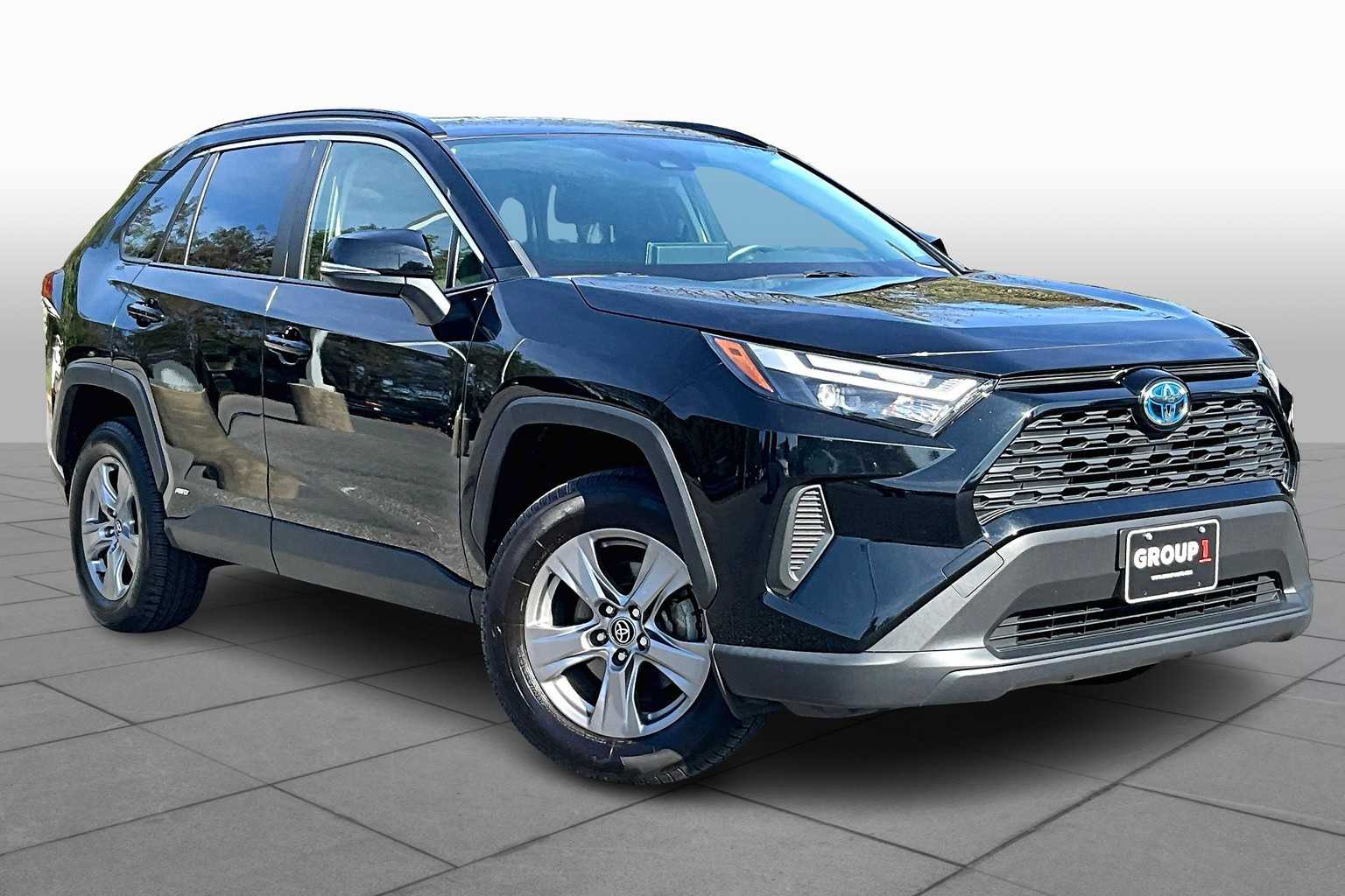 2022 Toyota RAV4 Hybrid XLE photo 2