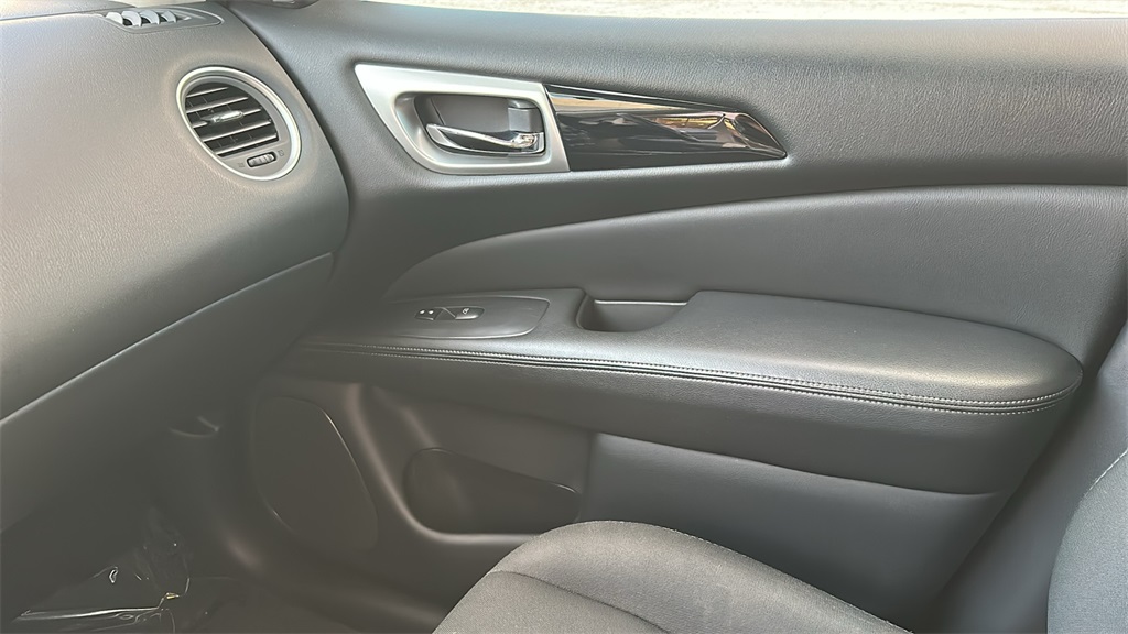 2020 Nissan Pathfinder SV photo 28