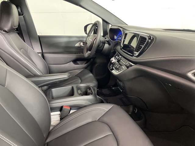 2025 Chrysler Pacifica photo 14