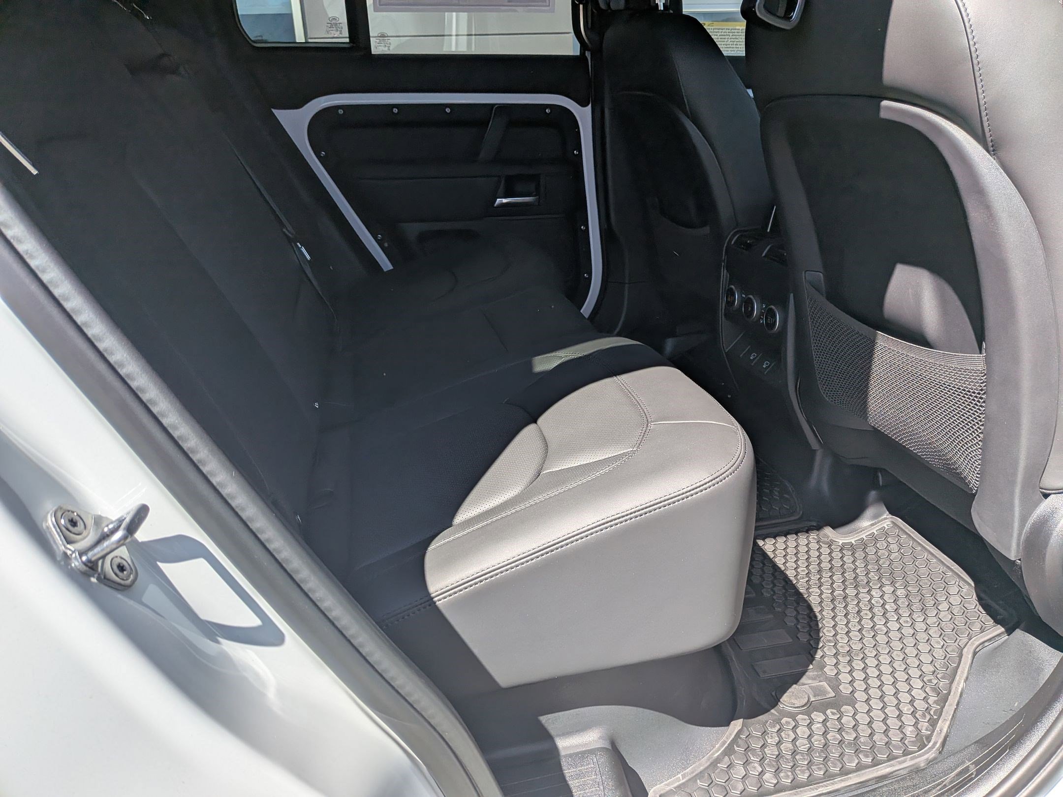 2025 Land Rover Defender 110 X-Dynamic SE photo 29