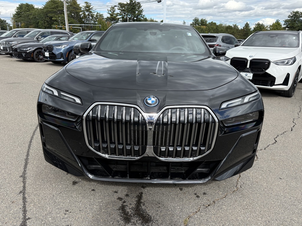2026 Bmw 750e photo 2