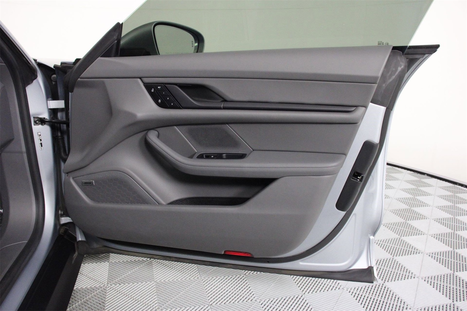 2022 Porsche Taycan photo 21