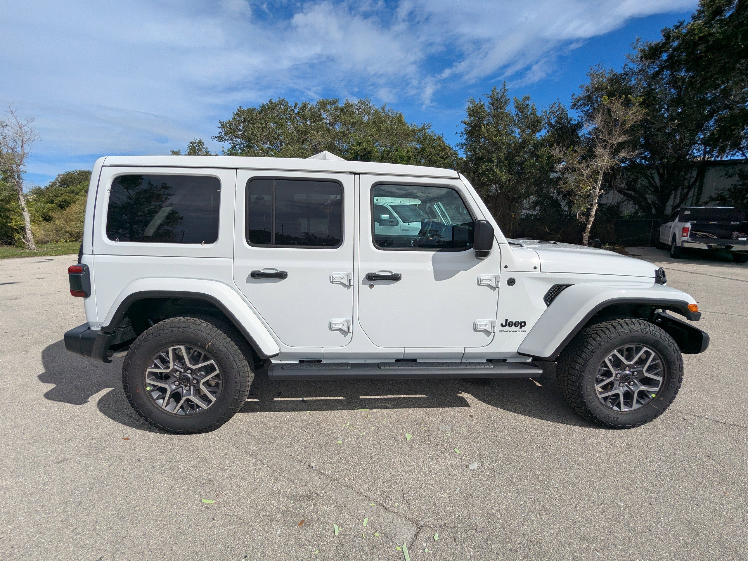 2025 Jeep Wrangler Sahara photo 4