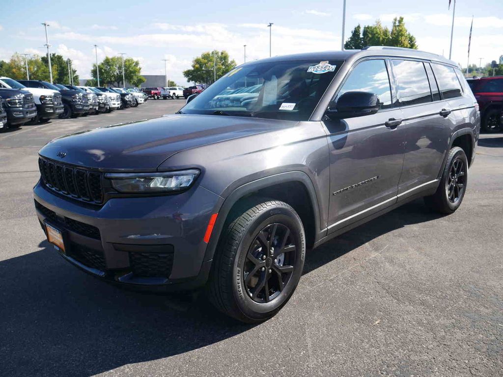2024 Jeep Grand Cherokee Altitude photo 3