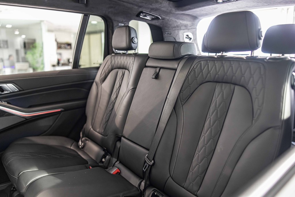 2025 BMW X7 - Image 35