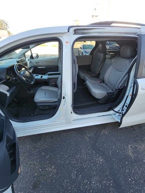 2023 Toyota Sienna XLE photo 12