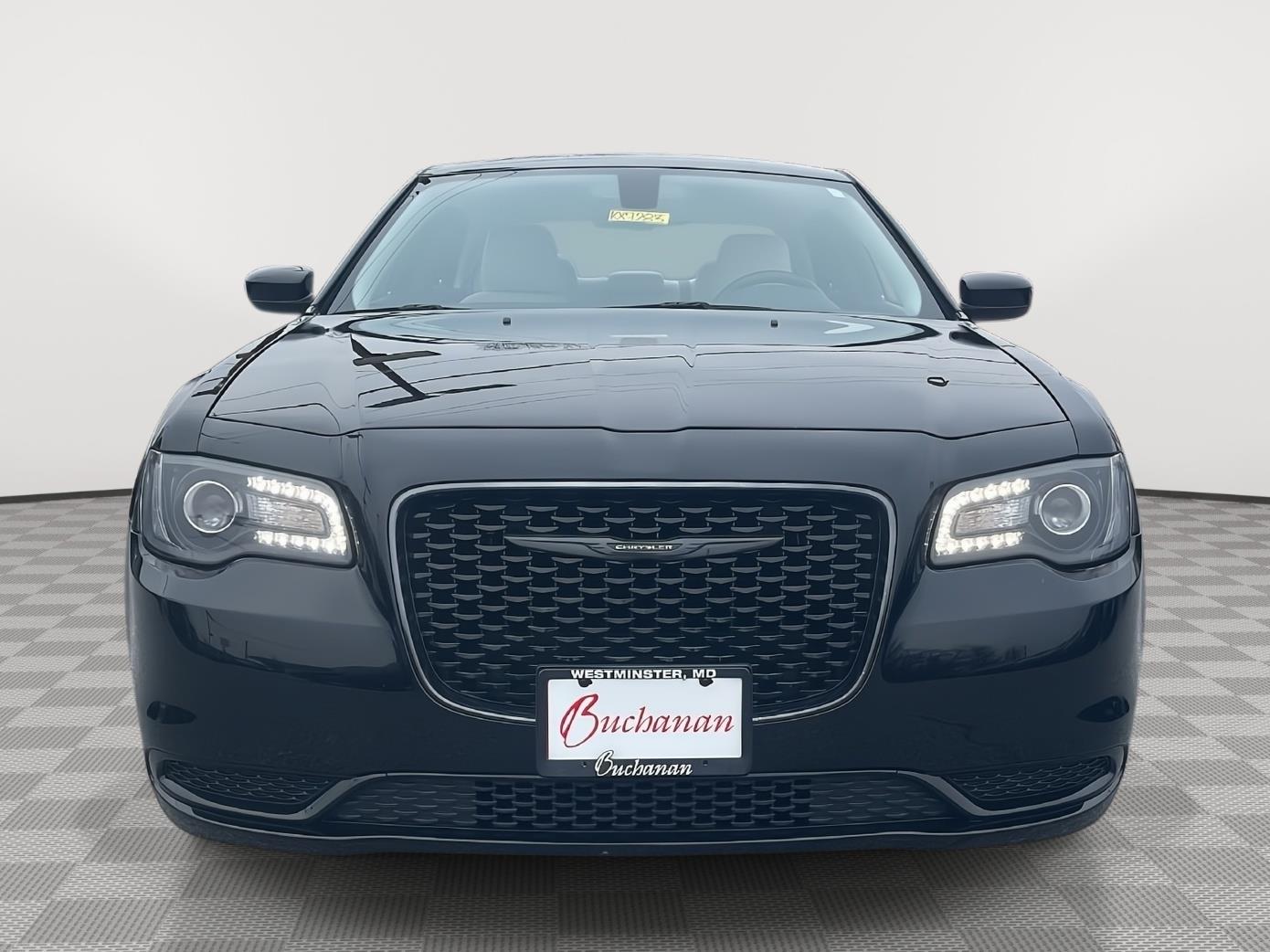 2022 Chrysler 300 Touring photo 2