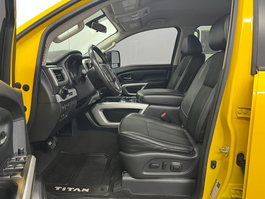 2017 Nissan Titan PRO-4X photo 4