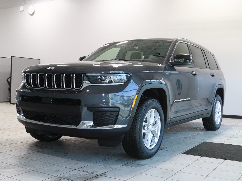 2025 Jeep Grand Cherokee Laredo photo 3