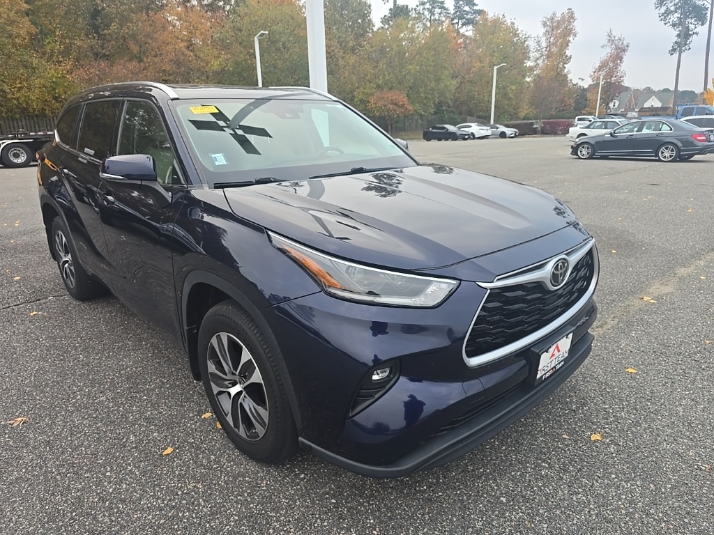 2021 Toyota Highlander XLE photo 3