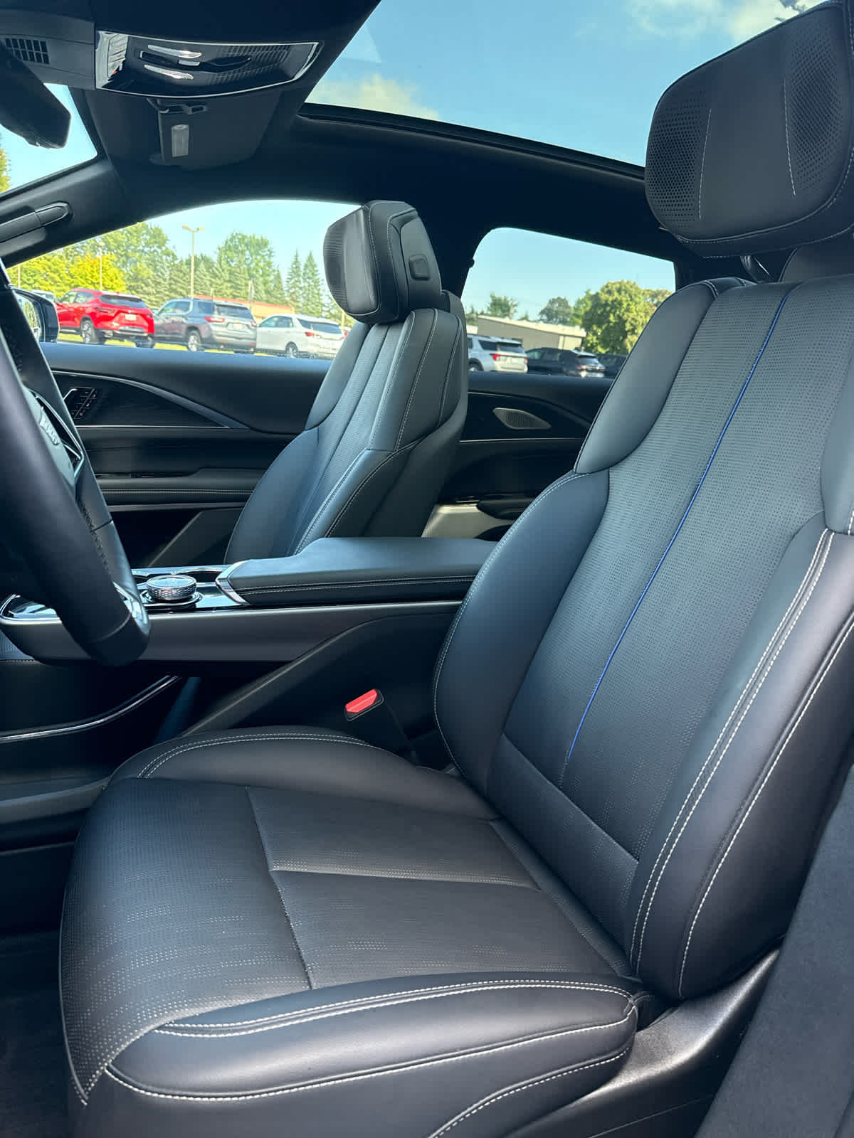 2025 Cadillac Lyriq Luxury photo 7
