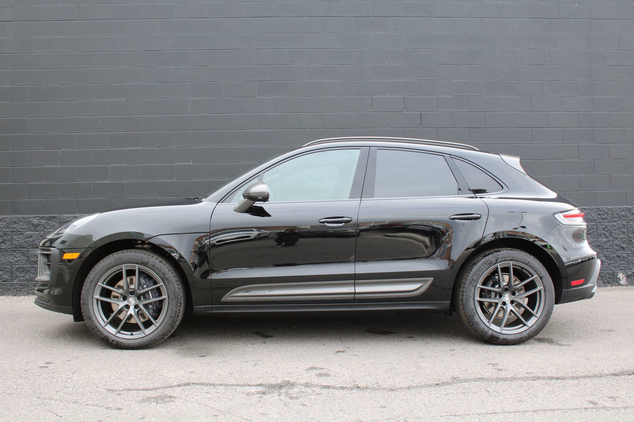 2026 Porsche Macan T photo 2