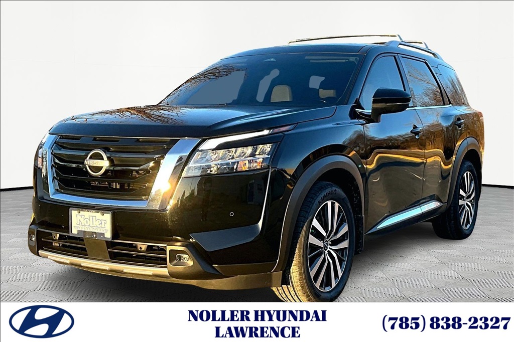 2022 Nissan Pathfinder Platinum's photo