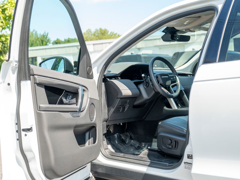 2024 Land Rover Discovery Sport S photo 9