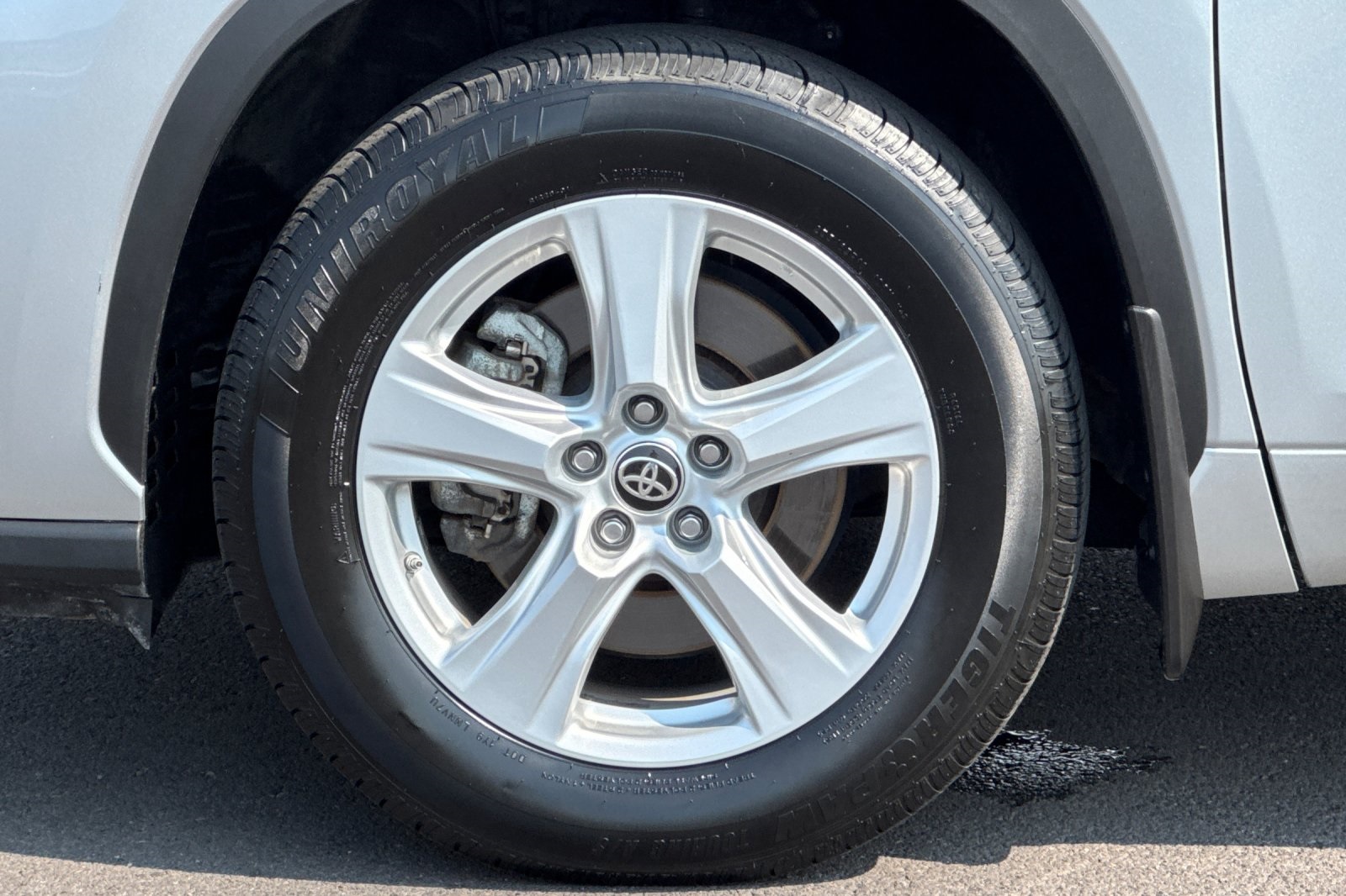 2024 Toyota Highlander LE photo 31