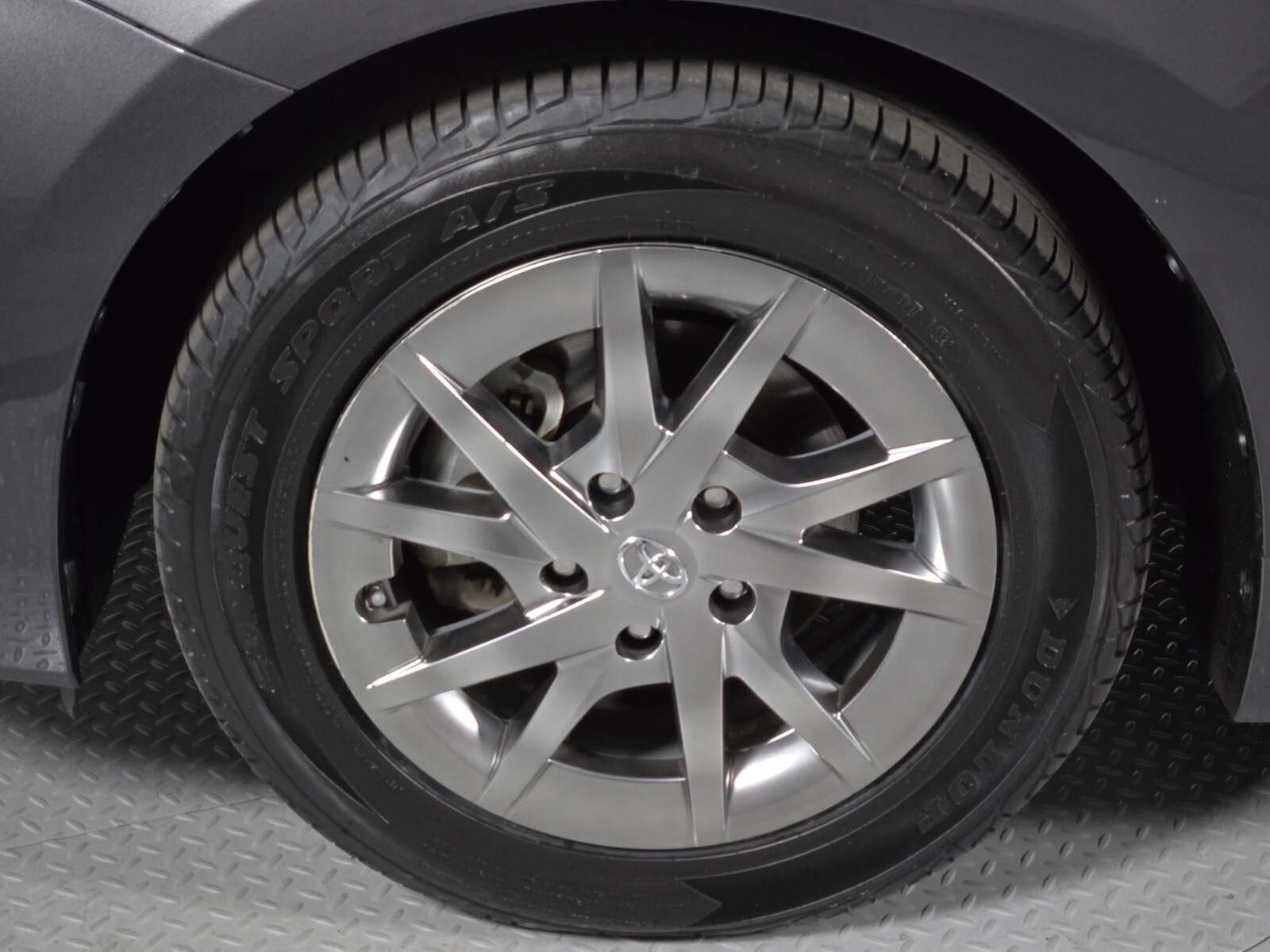 2015 Toyota Prius V Four photo 7