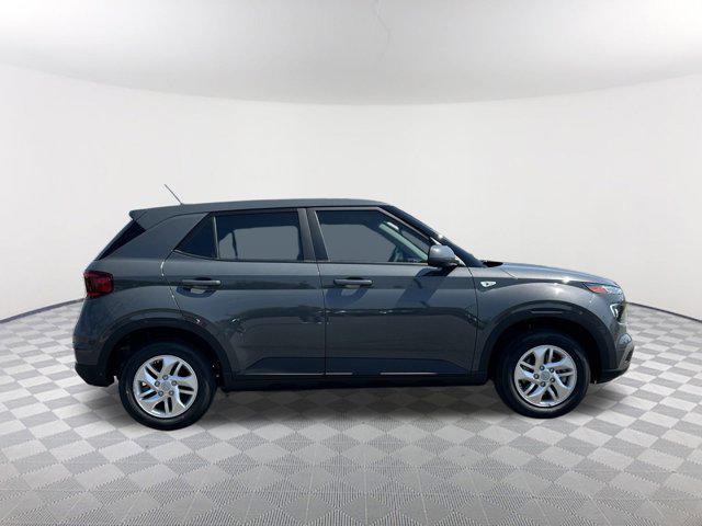2025 Hyundai Venue SE photo 4