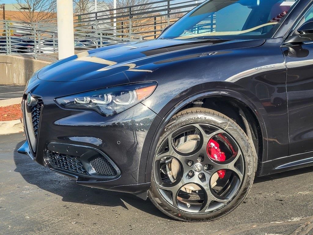 2025 Alfa Romeo Stelvio Base photo 2