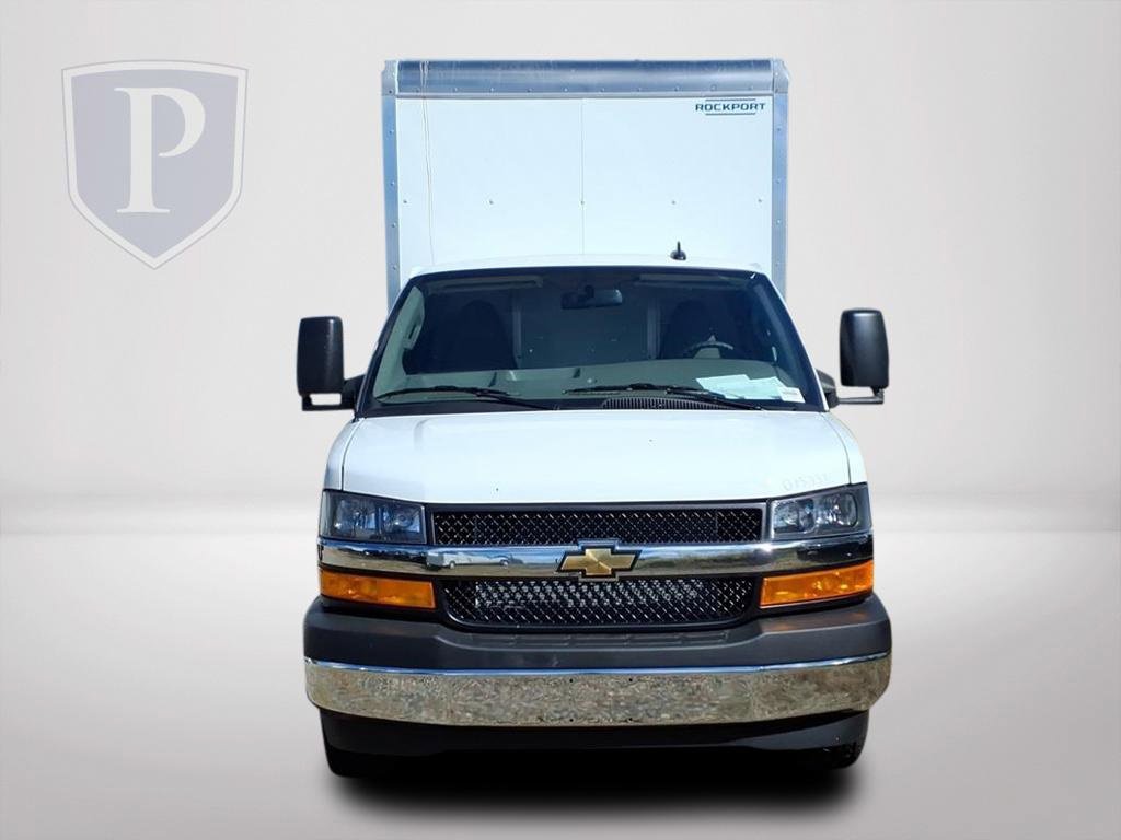2024 Chevrolet Express Cutaway 3500 photo 2