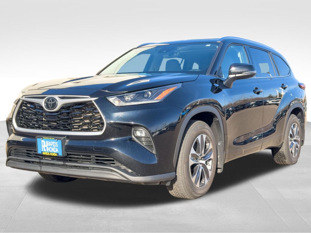 Used 2021 Toyota Highlander XLE with VIN 5TDGZRBH3MS125220 for sale in Coon Rapids, Minnesota