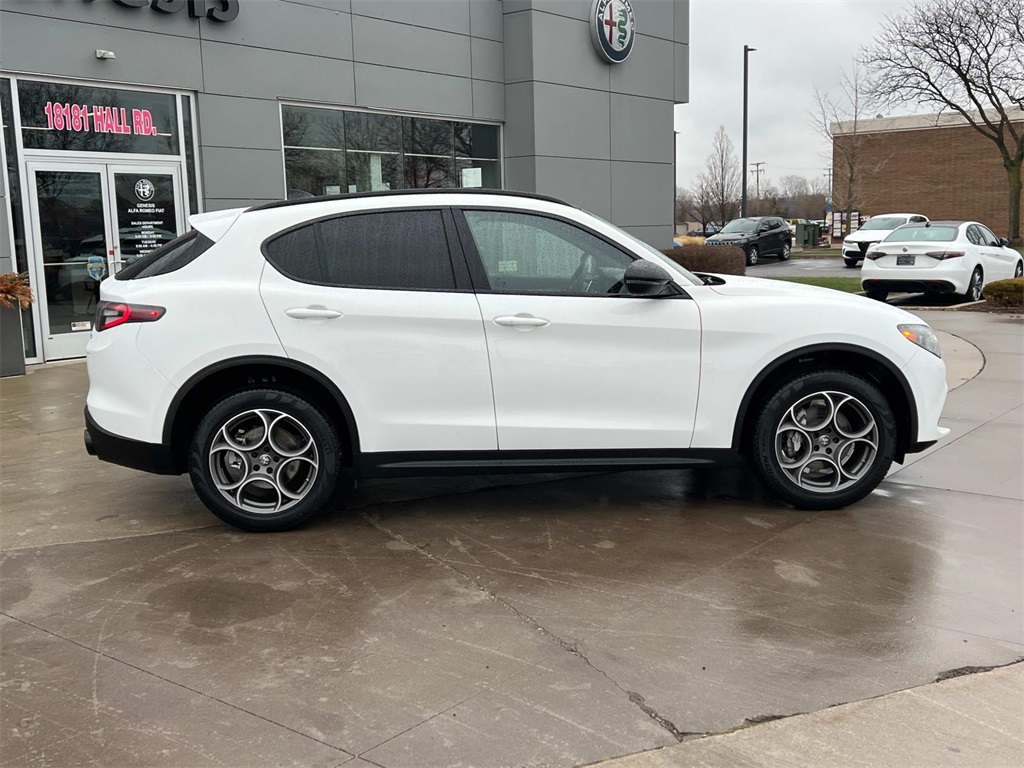 2025 Alfa Romeo Stelvio Sprint photo 4