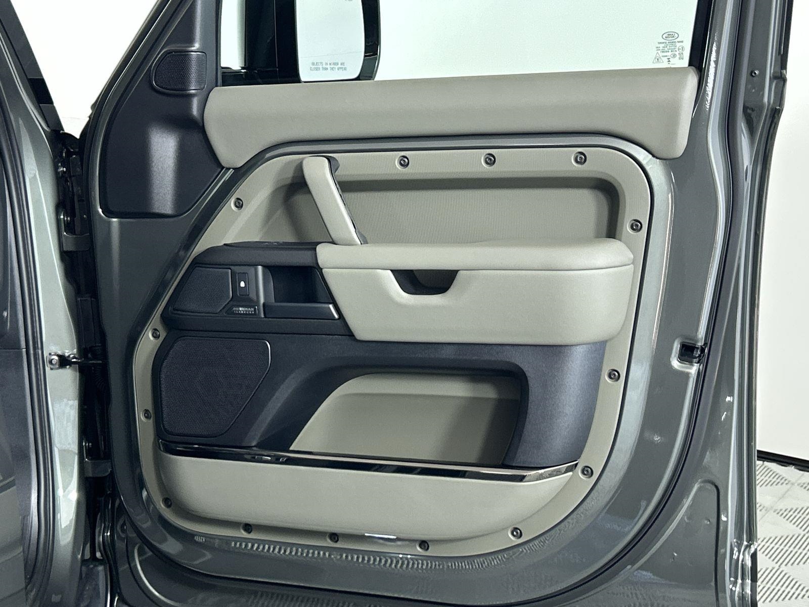 2025 Land Rover Defender 110 photo 30