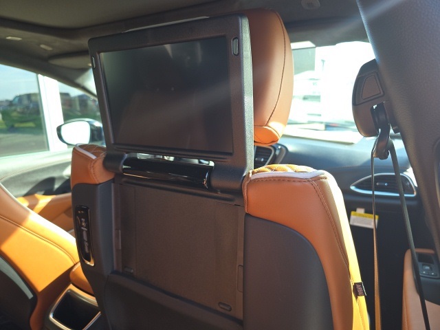 2026 Chrysler Pacifica Pinnacle photo 9