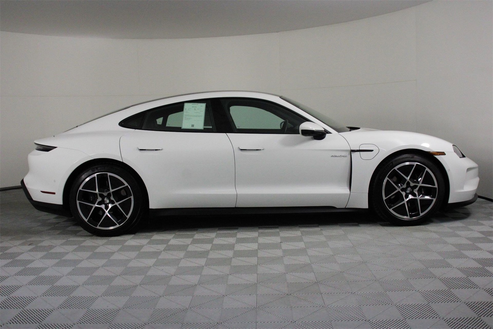 2025 Porsche Taycan photo 8