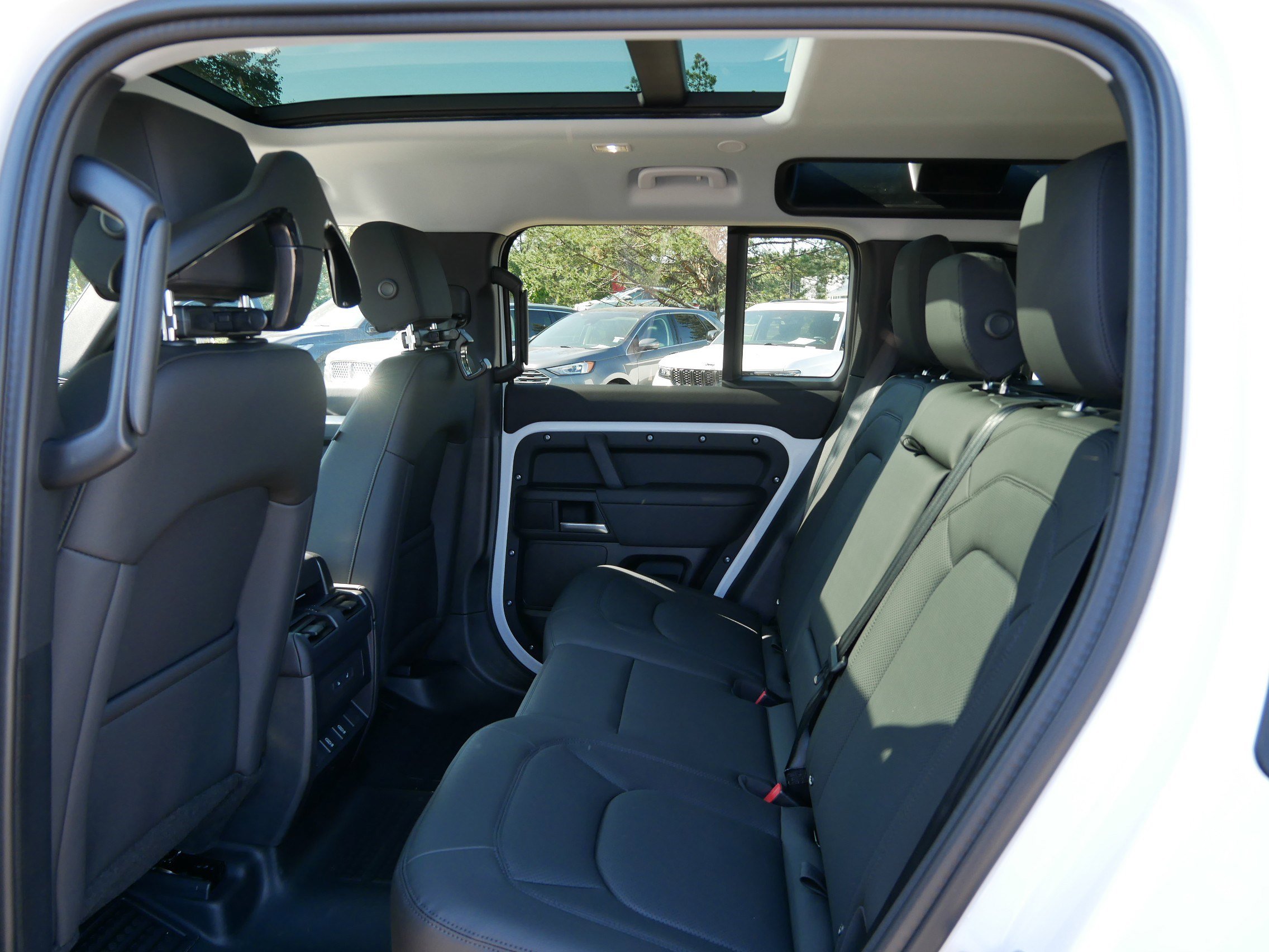 2026 Land Rover Defender 110 S photo 4